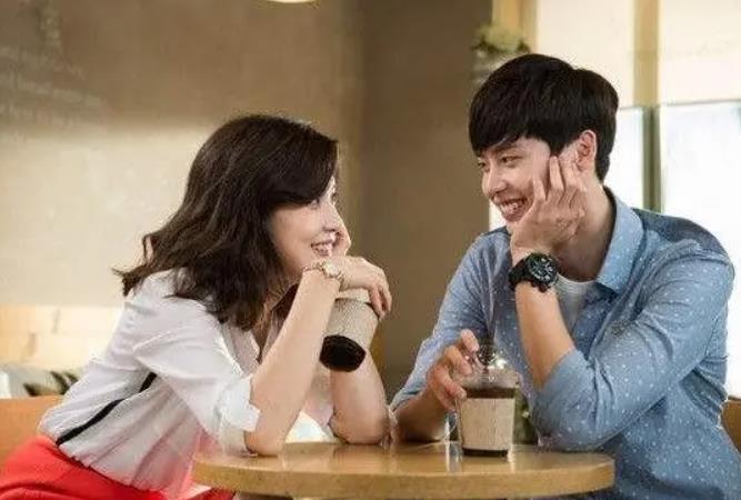 容易谈姐弟恋的男女面相